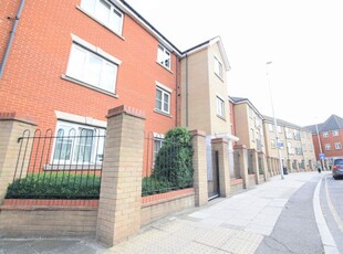 Flat to rent in Fencepiece Road, Ilford IG6