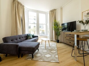 Flat to rent in Grange Road, Clifton, Bristol BS8
