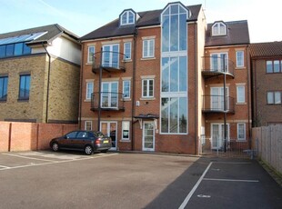 Flat to rent in High Street, Addlestone KT15