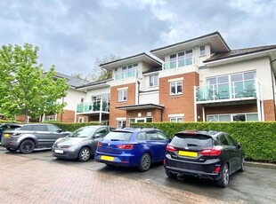 Flat to rent in Hill View, Dorking, Surrey RH4