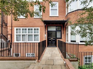 Flat to rent in Lyndhurst Road, Hampstead NW3