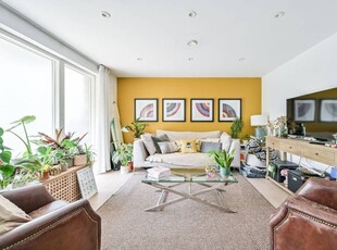 Flat to rent in New North Road N1, Hackney, London,