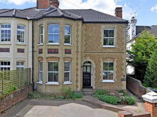 Flat to rent in Nightingale Road, Guildford, Surrey GU1