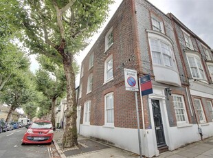 Flat to rent in Queen Street, Portsmouth PO1