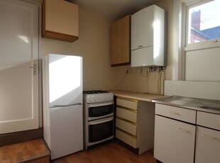 Flat to rent in Queens Road, Clarendon Park, Leicester LE2
