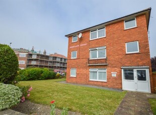 Flat to rent in Roselands Court, Seaside, Eastbourne BN22