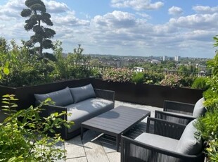 Flat to rent in St. Johns Wood Road, London NW8