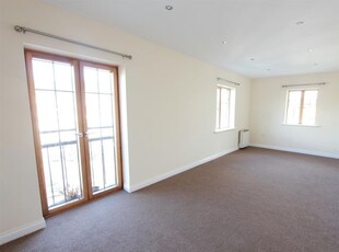 Flat to rent in Trinity Lane, Hinckley LE10