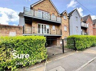 Flat to rent in Willow Court, Ebberns Road, Hemel Hempstead, Hertfordshire HP3