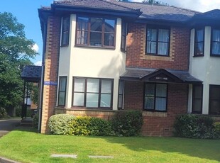 Flat to rent in Woking, Surrey GU22