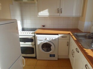 Flat to rent in Woodstock Crescent, Basildon SS15