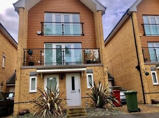 Property to rent in Edgeworth Close, Slough SL3