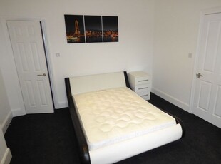 Room to rent in Room 3, 26 Queens Road DN1