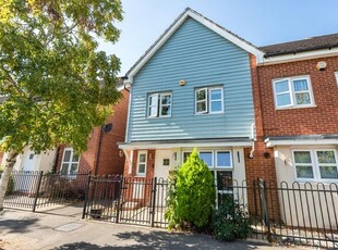 Terraced house to rent in Eltham Avenue, Slough SL1