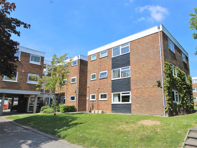 1 bedroom ground floor flat for sale in Hutton Road, Shenfield, Essex, CM15