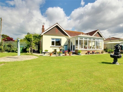 2 bedroom bungalow for sale in Ferring Close, Ferring, Worthing, West Sussex, BN12