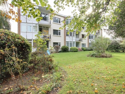 2 bedroom flat for sale in Grand Avenue, Worthing, West Sussex, BN11