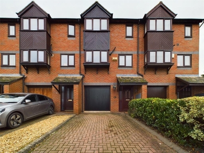 3 bedroom terraced house for sale in Byfield Rise, Worcester, Worcestershire, WR5