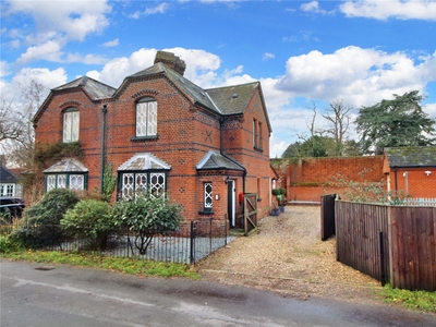 Low Bungay Road, Loddon, Norwich, Norfolk, NR14 3 bedroom house in Loddon