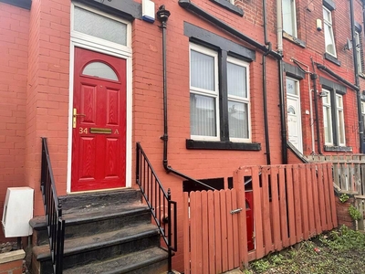 2 bedroom end of terrace house for rent in Woodview Road, Leeds, LS11