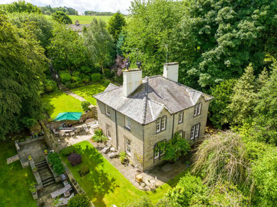 4 Bedroom Country House For Sale In Wilshaw, Holmfirth