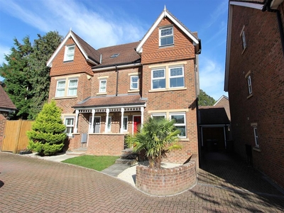 4 bedroom luxury Semidetached House for sale in Chipstead, England