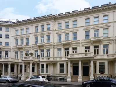 Flat in Earls Court Square, Earls Court, SW5