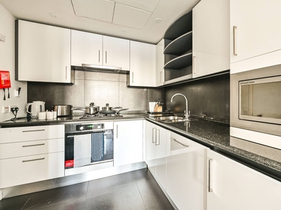 Flat in Westferry Circus, Canary Wharf, E14