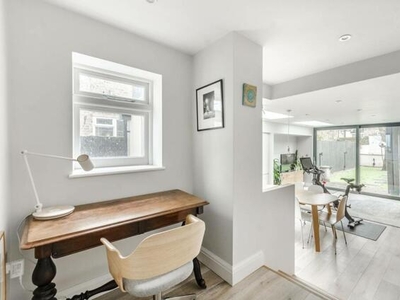 2 Bedroom Flat For Rent In Shepherd's Bush, London