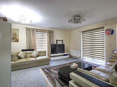 3 Bedroom Apartment For Sale In Hunting Place, Heston