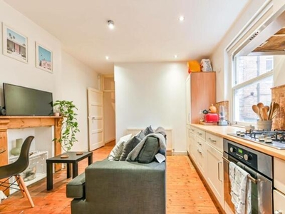 3 Bedroom Flat For Sale In Clapham, London