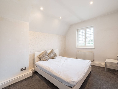 Flat in Finchley Road, Temple Fortune, NW11