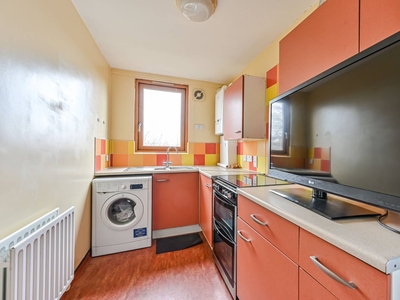 Flat in Overton Rd, Brixton, SW9