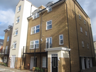 Flat to rent - Wells View, Bromley, BR2