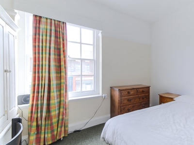 Room to rent in 6-bedroom apartment in South Lambeth, London