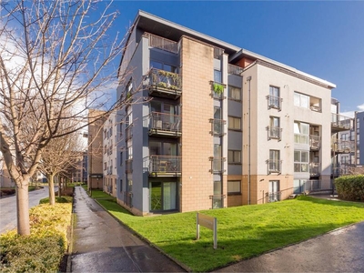 2 bed first floor flat for sale in Fettes
