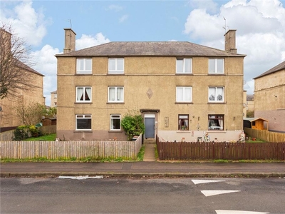 2 bed ground floor flat for sale in Chesser
