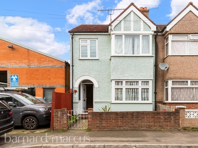 Clarendon Grove, Mitcham - 3 bedroom end of terrace house