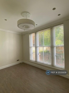 2 bedroom flat for rent in Belsize Place, London, NW3