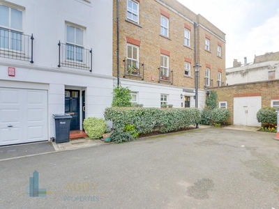 2 bedroom flat for rent in Byron Mews, London, NW3