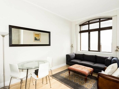 2 bedroom flat for rent in Prescot Street, Aldgate East, E1