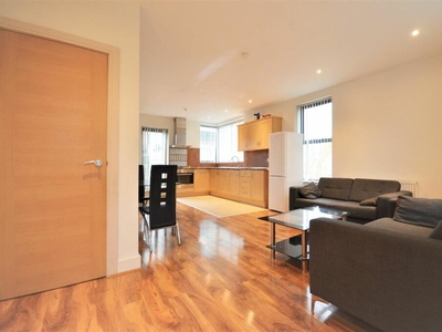 2 bedroom flat for rent in South Street, Isleworth, TW7
