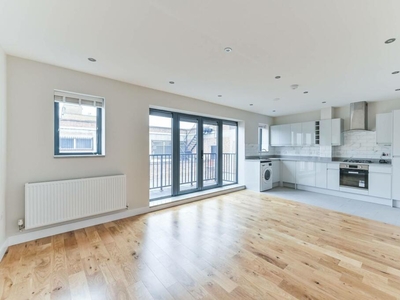 2 bedroom flat for rent in Tooting High Street, Tooting Broadway, London, SW17