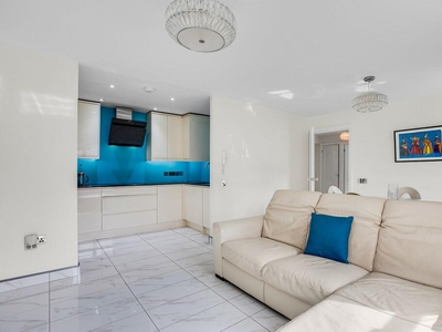 2 bedroom ground floor flat for rent in Belvedere Place, London, SW2