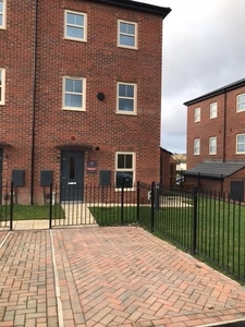 2 bedroom town house for rent in Cardwell Road, Leeds, West Yorkshire, LS14