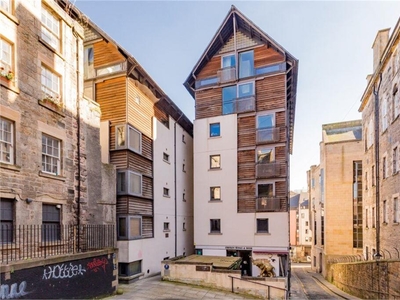 3 bed maindoor flat for sale in Old Town
