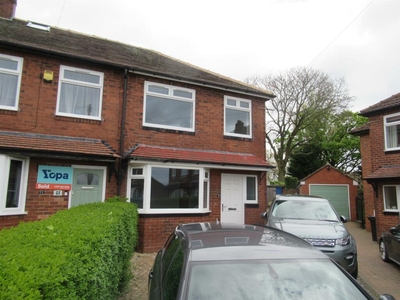 3 bedroom end of terrace house for rent in Pinfold Hill, Leeds, LS15