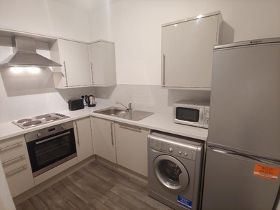 3 bedroom flat for rent in Causewayside, Newington, Edinburgh, EH9