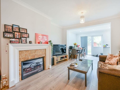 3 bedroom flat for rent in Cecil Road, Acton, London, W3