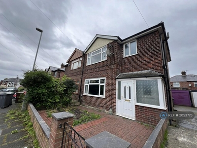 3 bedroom semi-detached house for rent in Fairway, Manchester, M43